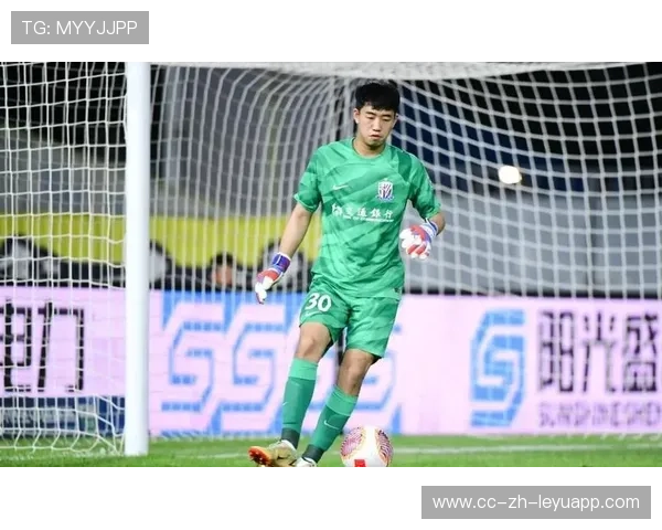 上海申花神奇门将鲍亚雄五次扑救力保球队不败，鲍亚雄简历